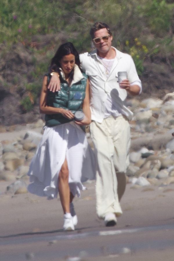Unikátní fotky Brada Pitta a Ines de Ramon: Takhle romanticky si užívali na pláži v Santa Barbaře - fotka 1/1
