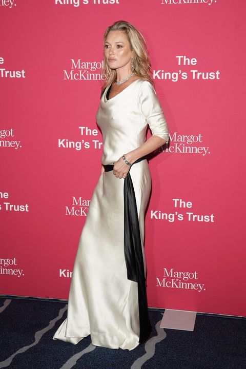 Kate Moss na královské charitativní akci: Podprsenku klasicky nechala doma, takhle to dopadlo