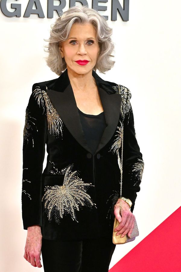 Jane Fonda (86) překvapila svým vzhledem. Vypadá jako vosková figurína, co si to udělala s obličejem, ptají se lidé - fotka 1/1