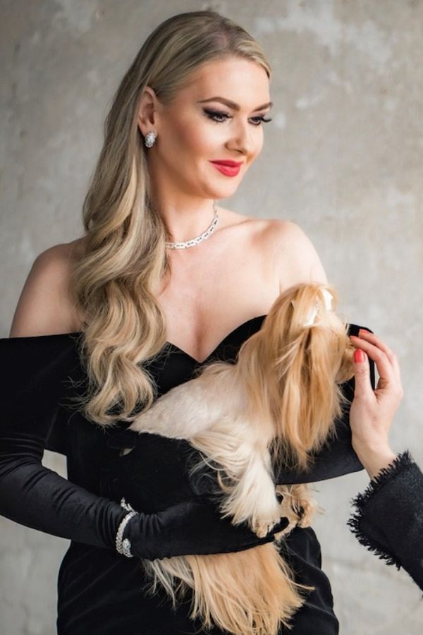 Focení ve velkém stylu v opulentních róbách: Česká zpěvačka žijící na Floridě pózovala i jako „dáma s psíčkem“ - fotka 1/1