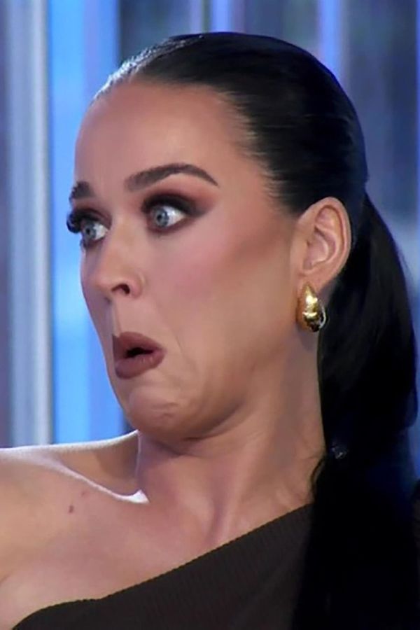 Katy Perry se rozlomil top přímo v živém vysílání American Idol. Musela se schovat pod stůl - fotka 1/1