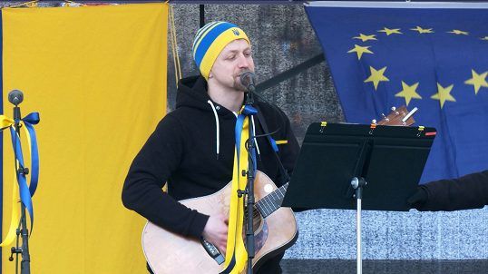 Tomas Klus composed a song in support of Ukraine.  Thank you for your strength, thank you for your courage, he sang on a crowded Wenceslas Square