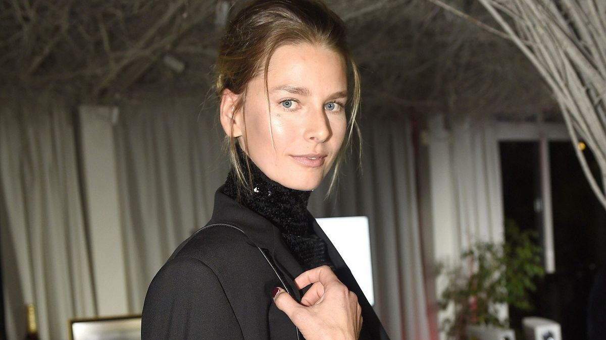 Nahé šaty vyměnila za pohorky: Česká topmodelka Soukupová z ikonické reklamy na minerálku míří k Everestu