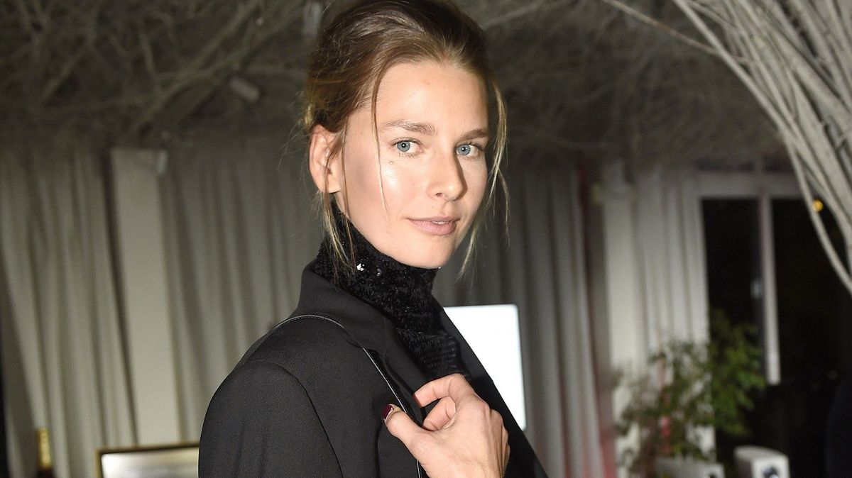Nahé šaty vyměnila za pohorky: Česká topmodelka Soukupová z ikonické reklamy na minerálku míří k Everestu