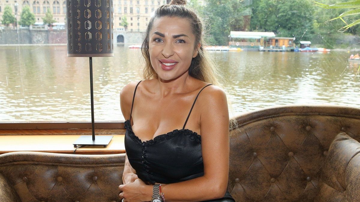 Anife Vyskočilová se po okradení kamarádkou už oklepala: Na své chatičce předvedla super tělo a nadupaný dekolt