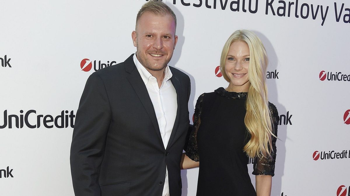 Šéfkuchař Marek Raditsch se pochlubil sexy manželkou v plavkách: Křehkou blondýnku si hýčká a doslova ji nosí na rukou