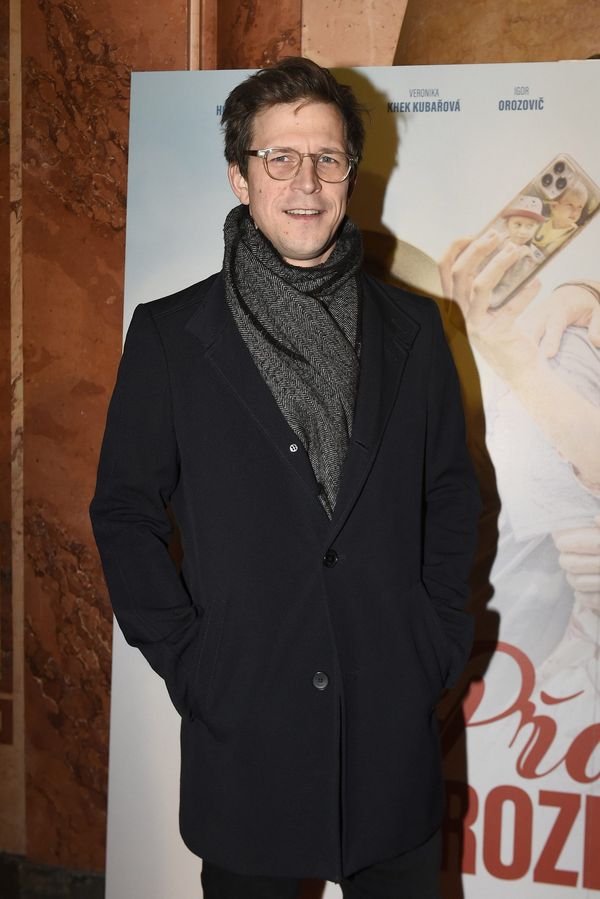 Drahá vládo, z toho, co předvádíte, mi prdla sklenka z Lán, svěřil se Igor Orozovič. Úžasná symbolika, žasnou fanoušci  - fotka 1/1