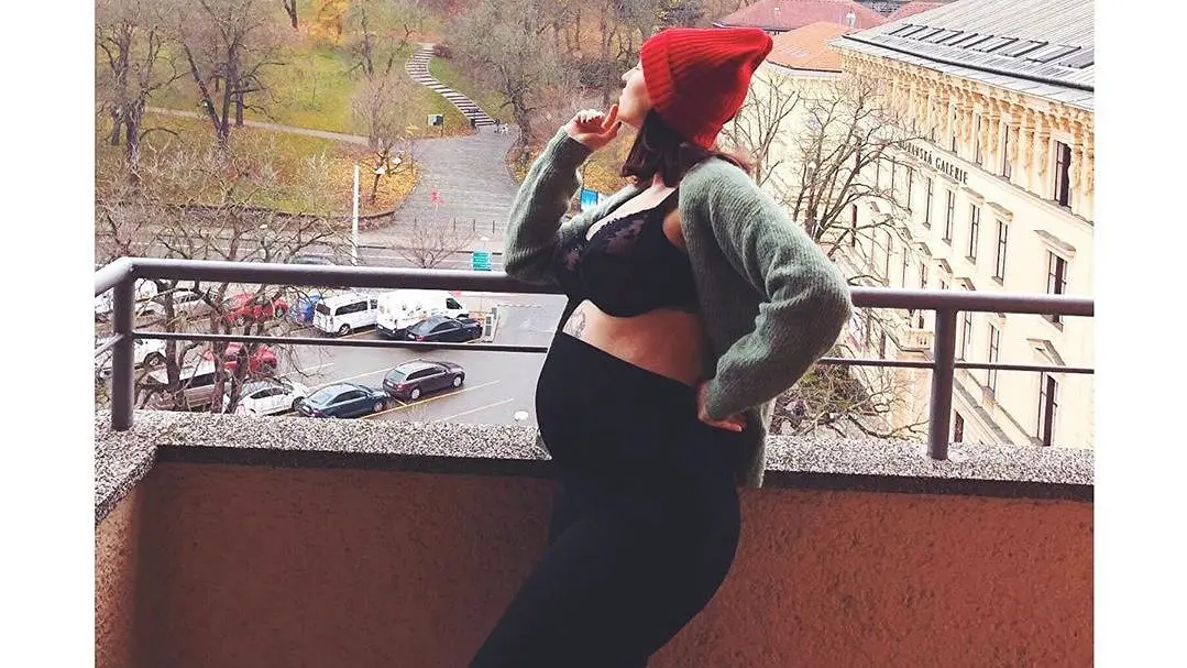 Berenika Kohoutová opět provokovala: Těhotná herečka se na balkoně vystavila v podprsence - Super.cz