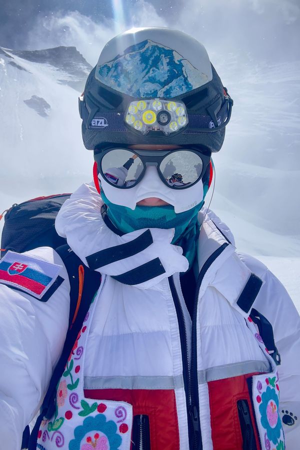 První Slovenka na vrcholu Everestu bez použití kyslíku: Zrzka ze Soudkyně Barbary dosáhla životní mety
 - fotka 1/1