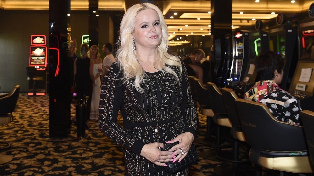 Monika Binias předvedla tělo v plavkách i líbačku nad Prahou! Vedle o 25 let mladšího manžela jen kvete