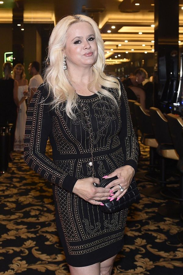 Monika Binias předvedla tělo v plavkách i líbačku nad Prahou! Vedle o 25 let mladšího manžela jen kvete - fotka 1/1