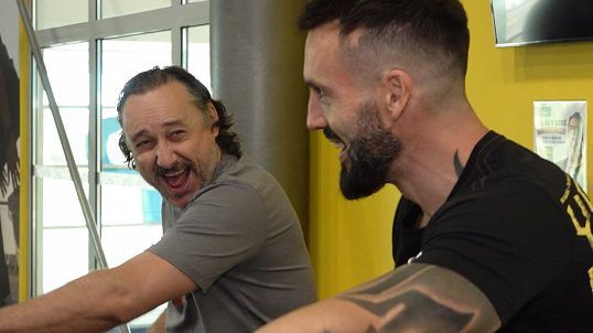 Ve dvou se to lépe táhne: Podívejte se na vtipné video, kde svalnatý Noid trénuje kamaráda Vojtka | Stream
