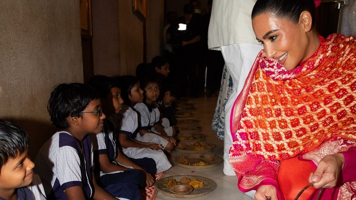 Kim Kardashian rozdávala jídlo dětem v Bombaji po účasti na svatbě za 7,5 miliardy a střídání úchvatných šatů