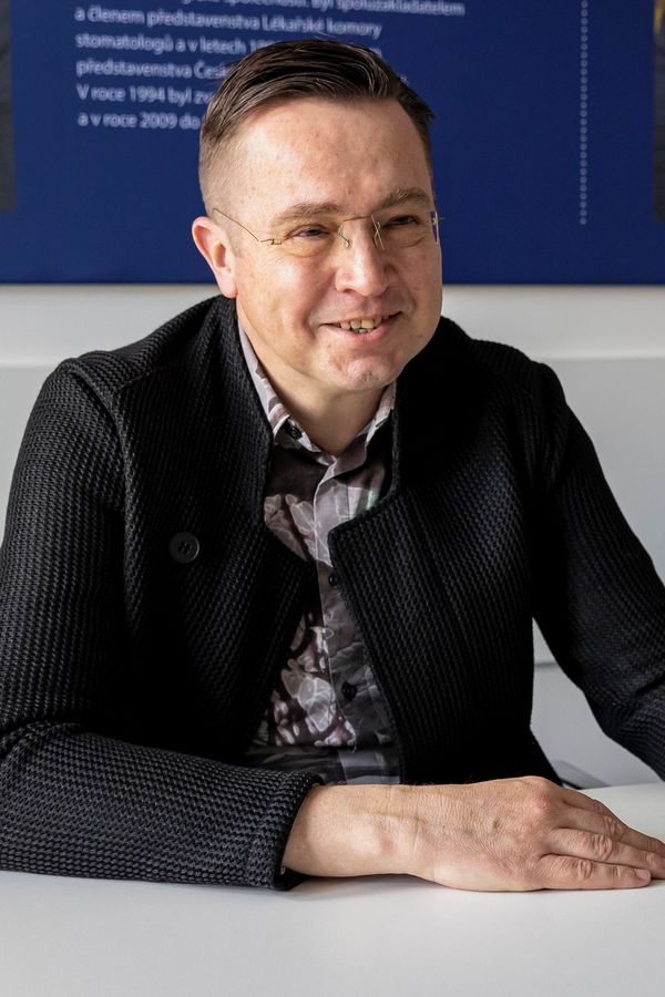 Stomatolog Roman Šmucler se pustil na tenký led, když začal řešit mladé a tepelnou kupoli nad Evropou. Co mu vzkázali? - fotka 1/1