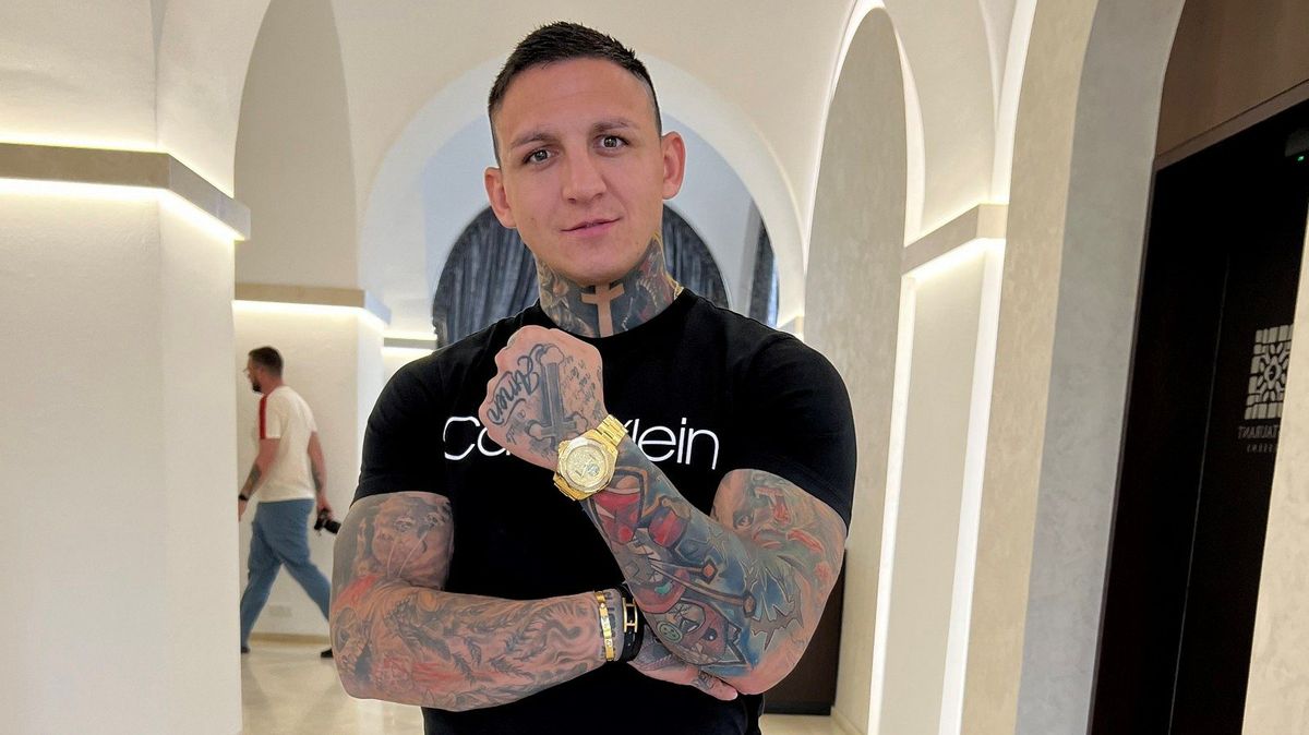 Kontroverzní bijec Gábor Boráros má novou lásku: Dlouhovlasou brunetku Doru sbalil na instagramu