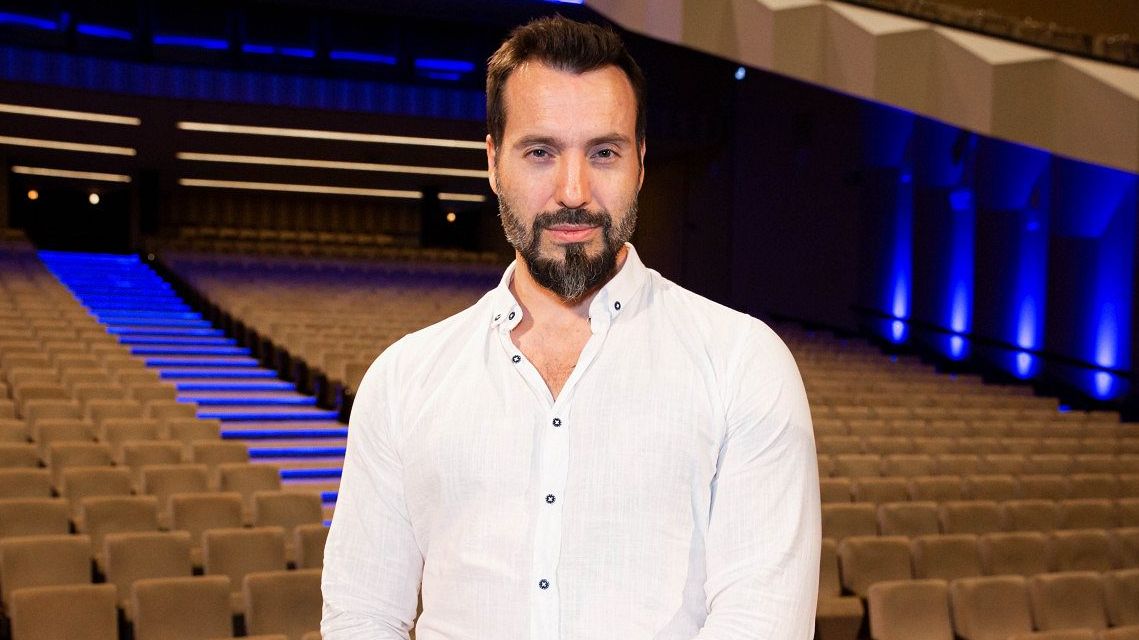 Vašek Noid Bárta ukázal svůj um i krásnou kuchyň. Fanynky neví, kam dřív s očima