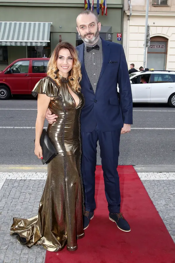 Takhle vypadali před 17 lety! Eva a René Decastelo sdíleli archivní svatební fotku. Obnovenou lásku už neskrývají - fotka 1/1