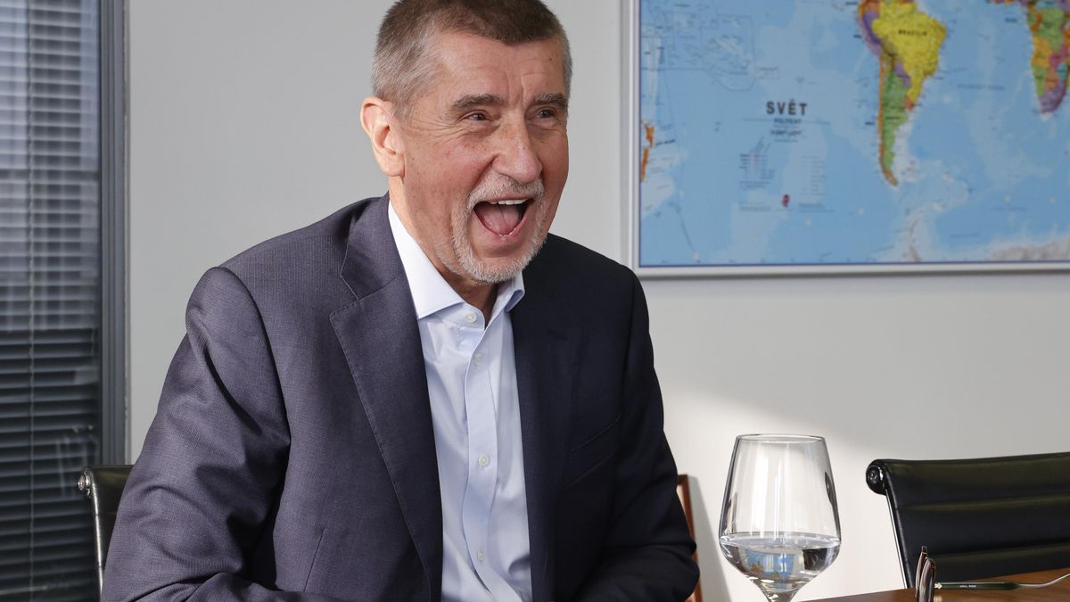 Andrej Babiš vyrazil na festival, dal si langoš a pak to přišlo: Za tričko známé kapely to schytal od jejího frontmana