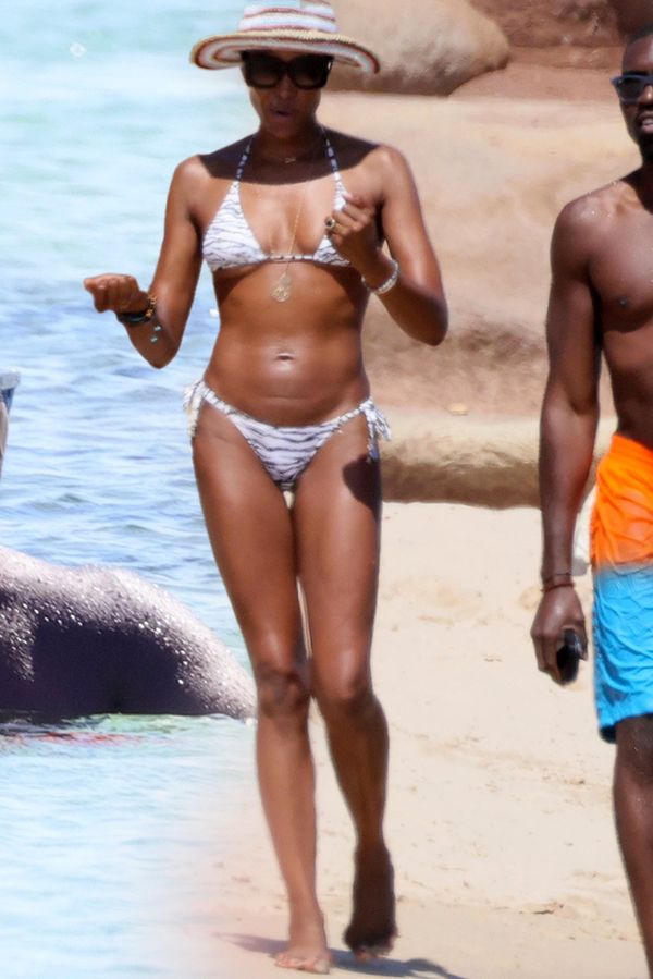 Tohle tělo ji drží na vrcholu modelingu už 35 let: Ale poznali byste Naomi Campbell na pláži bez nánosů líčidel?  - fotka 1/1