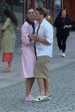 Tak tohle je láska. Manželé Brzobohatí předvedli na ulici ve Varech romantický tanec. Bezděková jen zírala