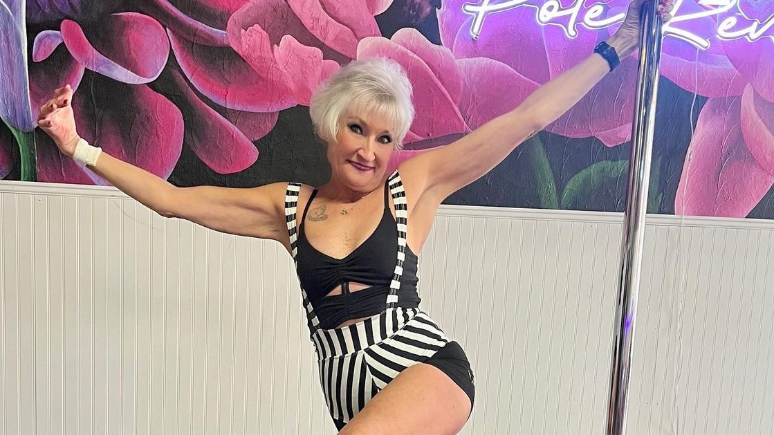 Seniorka (75) obléká titěrné kostýmy a tančí u tyče: Po smrti manžela byla osamělá, tak se vrhla na pole dance