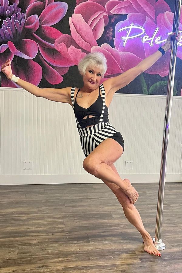 Seniorka (75) obléká titěrné kostýmy a tančí u tyče: Po smrti manžela byla osamělá, tak se vrhla na pole dance - fotka 1/1