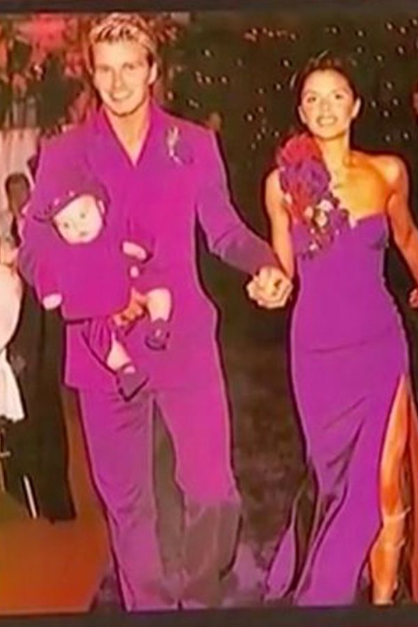 Beckhamovi k příležitosti 25 let manželství provětrali své ikonické fialové svatební modely, kterým se dnes smějí - fotka 1/1