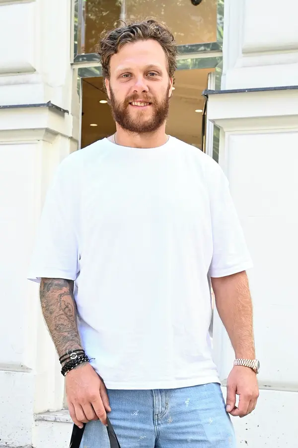 David Pastrňák vyrazil do ulic Prahy v paruce: Hvězda NHL měla pro bizarní maskování pádný důvod - fotka 1/1
