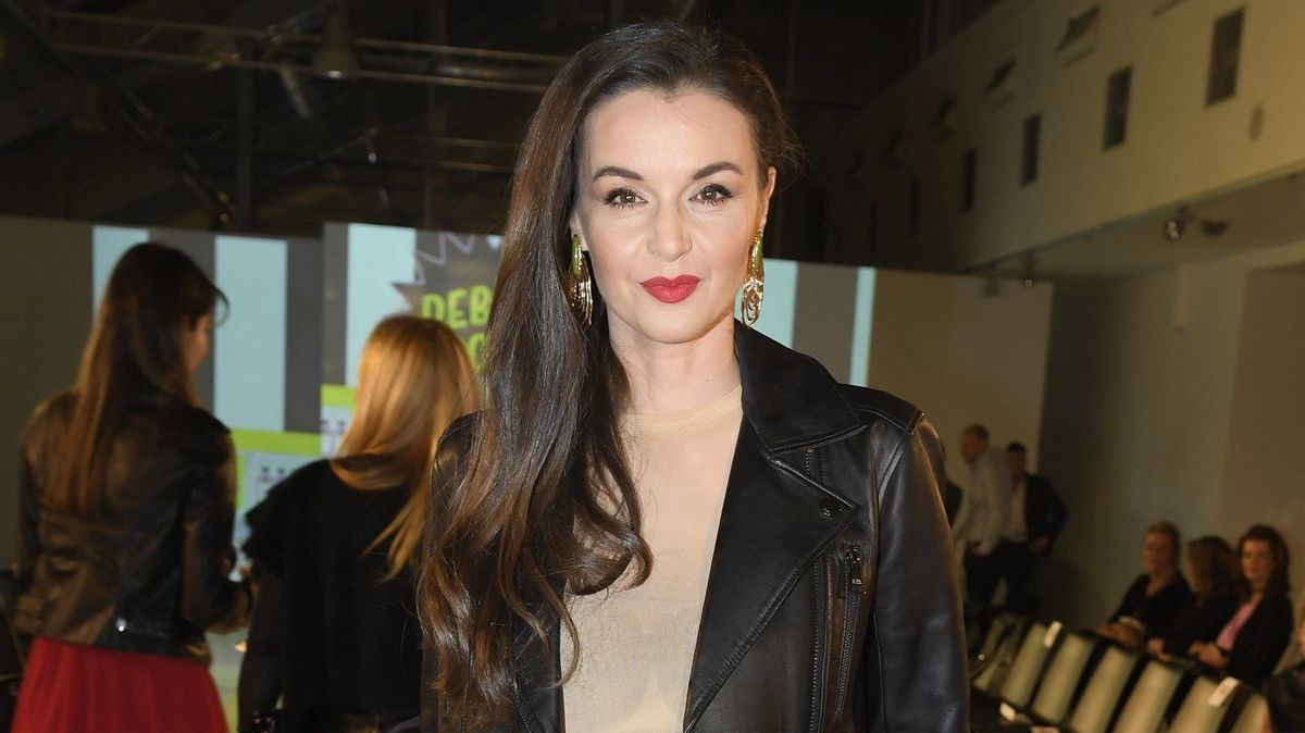 Bujný dekolt a nejhezčí nohy na světě! Iva Kubelková ukázala postavu v sexy mini. Fanoušci neví, kam dřív s očima