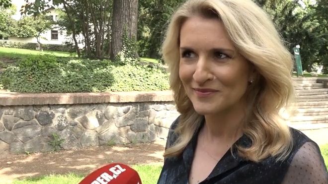 Moderátorka Primy Lenka Špillarová dva měsíce po porodu: Dokud nezhubnu, budu nosit šaty, směje se