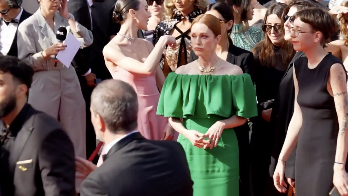 Vteřiny před nástupem na červený koberec v Cannes: Julianne Moore si dopřála chvilku „nepózování“ a pobavila fanoušky