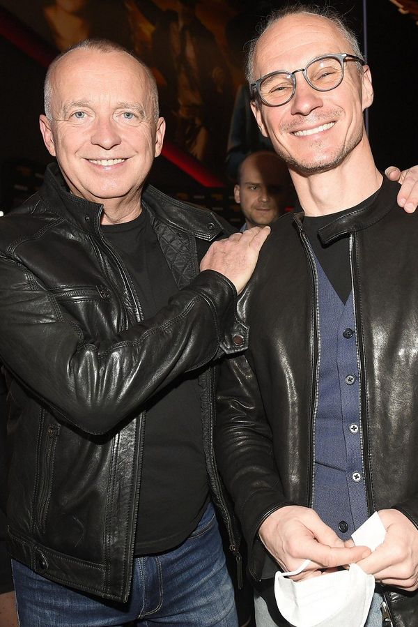 Romantika na pláži: Moderátor Karel Voříšek slaví se svým mužem 25 let lásky a desetileté výročí svatby - fotka 1/1