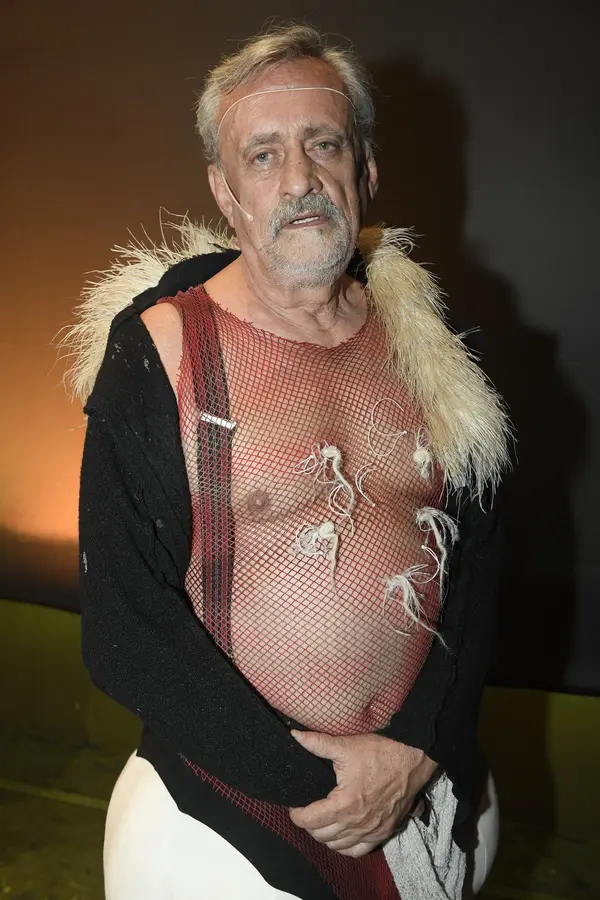 Nezapomenutelný hrobník, kardinál i roztančený sup: V Divadle Kalich hrál Richard Tesařík (†80) 27 let, kolegové pláčou  - fotka 1/1