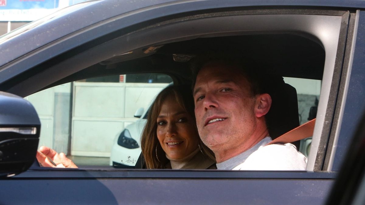 Ben Affleck a JLo po zvěstech o rozvodu nasadili úsměv: Do kina vzali děti i hercovu exmanželku Jennifer Garner