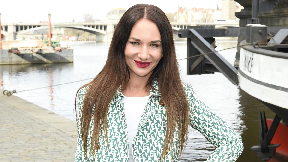 Bazén s palmami, zimní zahrada, obří sedačka a výstavní nohy jako bonus: Sandra Nováková ukázala své malé Toskánsko