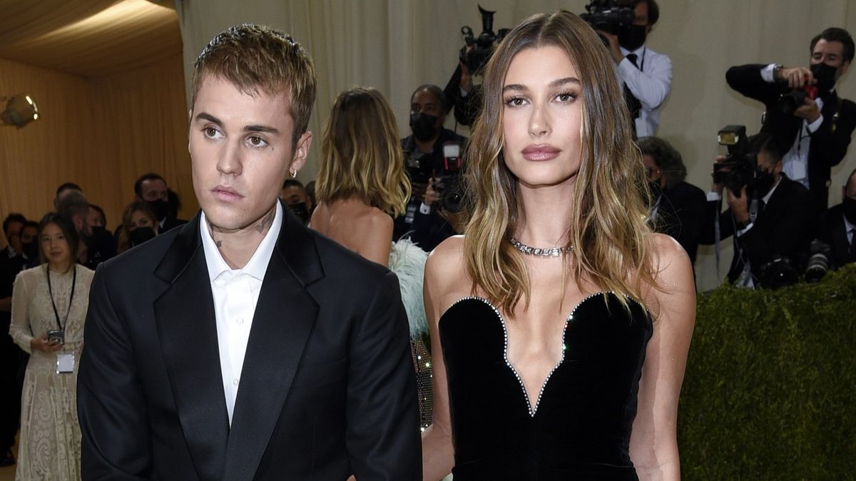 Justin Bieber je poprvé otcem! Jeho krásná žena Hailey porodila chlapečka. Ten dostal dvě jména