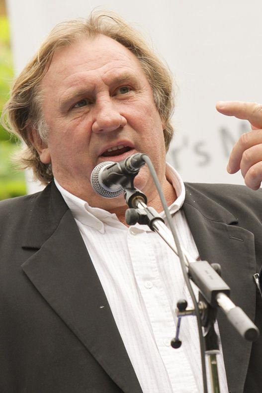 Gérard Depardieu na ulici domlátil „krále paparazzi“. Měl se dotknout hrudníku české herečky, která herce doprovázela - fotka 1/1