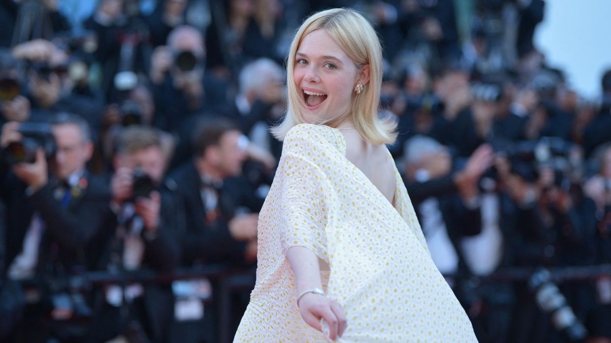 Holá záda a téměř holý předek. Elle Fanning v Cannes zářila ve velmi odvážných průsvitných šatech