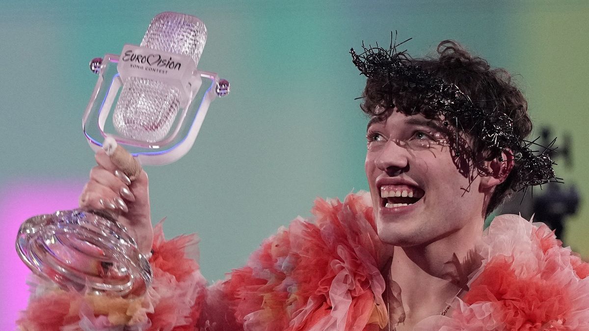 Eurovizi vyhrál nebinární Švýcar Nemo: Skleněnou trofej rozbil pár minut po převzetí