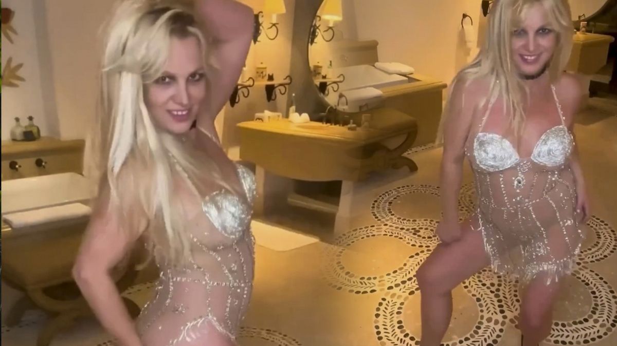 To nemá ani kalhotky? Lidé u tanečku Britney Spears v průsvitných mini na píseň jejího ex Timberlakea jen kroutí hlavou