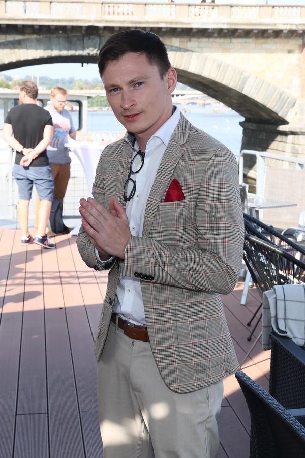 Na internetu se šíří obří kauza českých influencerů! Kývli za honorář a dovču na propagaci komunistické strany v Číně - fotka 1/1