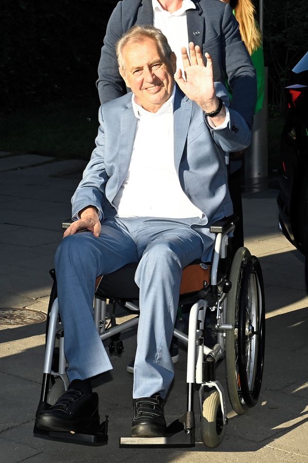 Miloš Zeman přivítal hvězdu Ulice: Dal jí infantilní dárek a pozval se k ní na party. Dotyčná jen zírala  - fotka 1/1