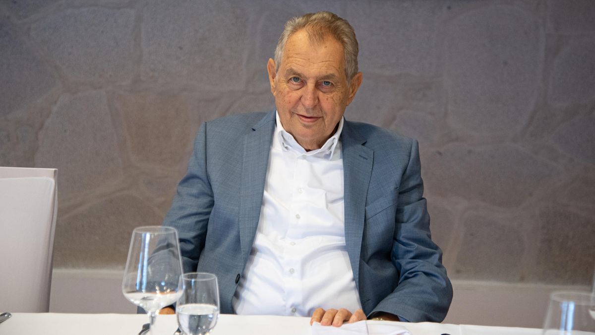 Utajené střípky ze Zemanovy party: Hodobóžové chlebíčky, znuděné manželky prezidentů a popelníček, který přetékal