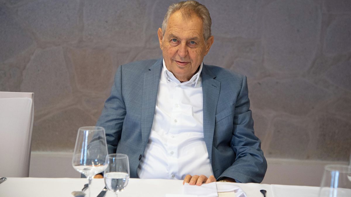 Velkolepé oslavy 100. výročí ČNB: Miloš Zeman se sklenkou v ruce zjihl a šokoval vyznáním slovenské zpěvačce