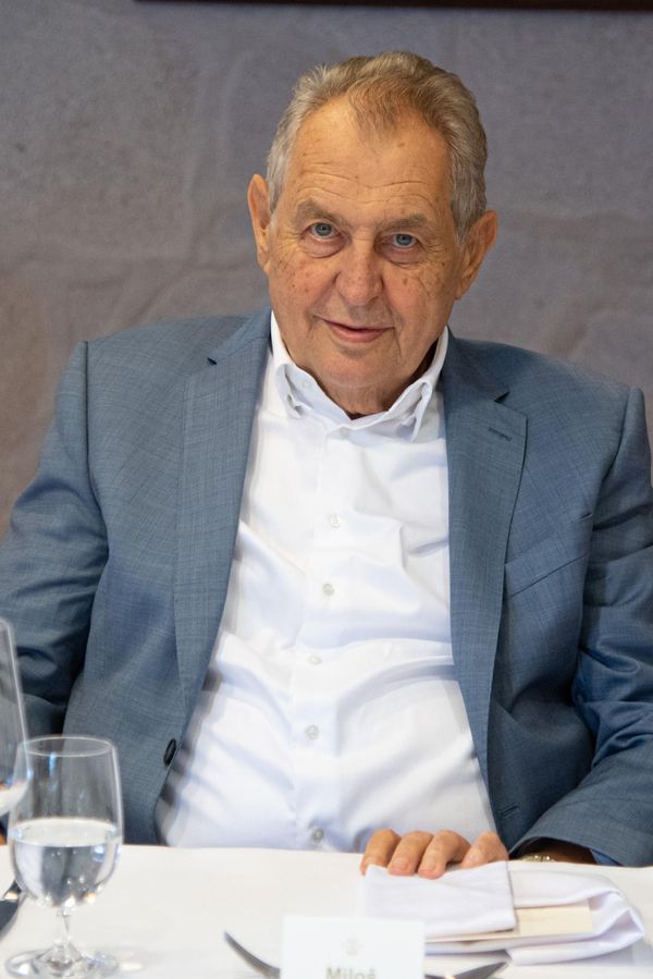 Takhle jste Miloše Zemana ještě neviděli: V Tatrách si zahrál na fujaru. Brčko, co vede do becherovky, smáli se lidé - fotka 1/1