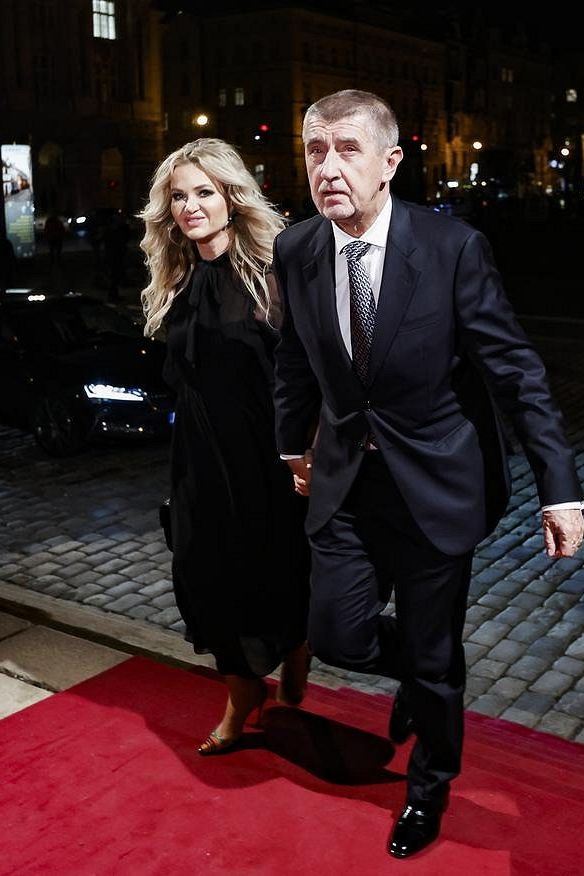 Před summitem NATO stihli ještě promoci syna: Monika Babišová zazářila v kalhotovém kostýmu, seklo to i pánům - fotka 1/1