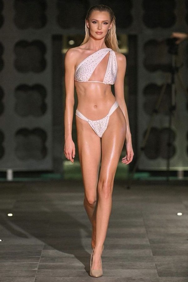 Ukázala tělo ze všech stran a pak se vykoupala s prasetem: Nejkrásnější Evropanka si užívá na Bahamách - fotka 1/1