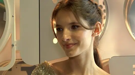 Festival Karlovy Vary: Sara Sandeva zářila v nádherných zlatých šatech