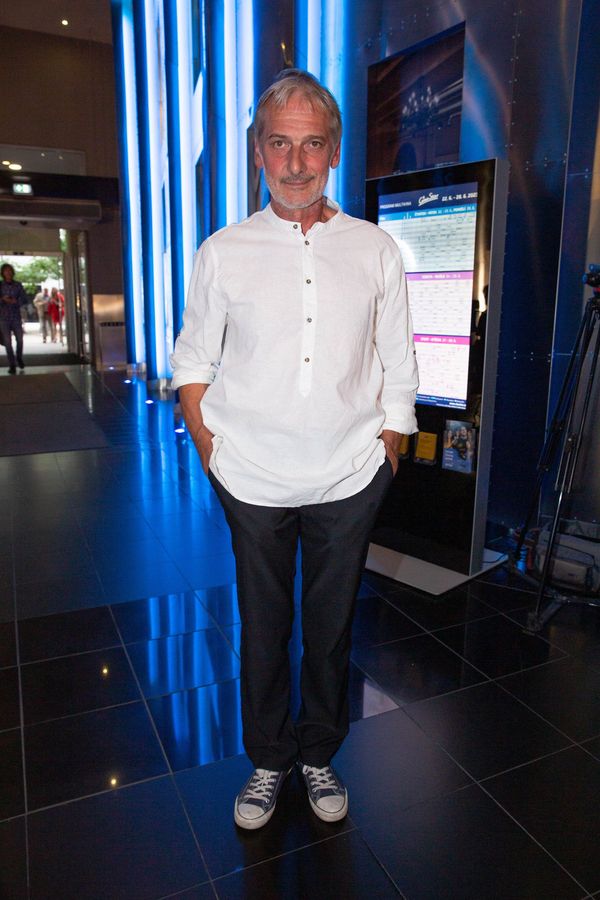 Herec Daniel Rous nedorazil na zahájení sezóny Strašnického divadla. Po pádu z výšky skončil v Motole - fotka 1/1