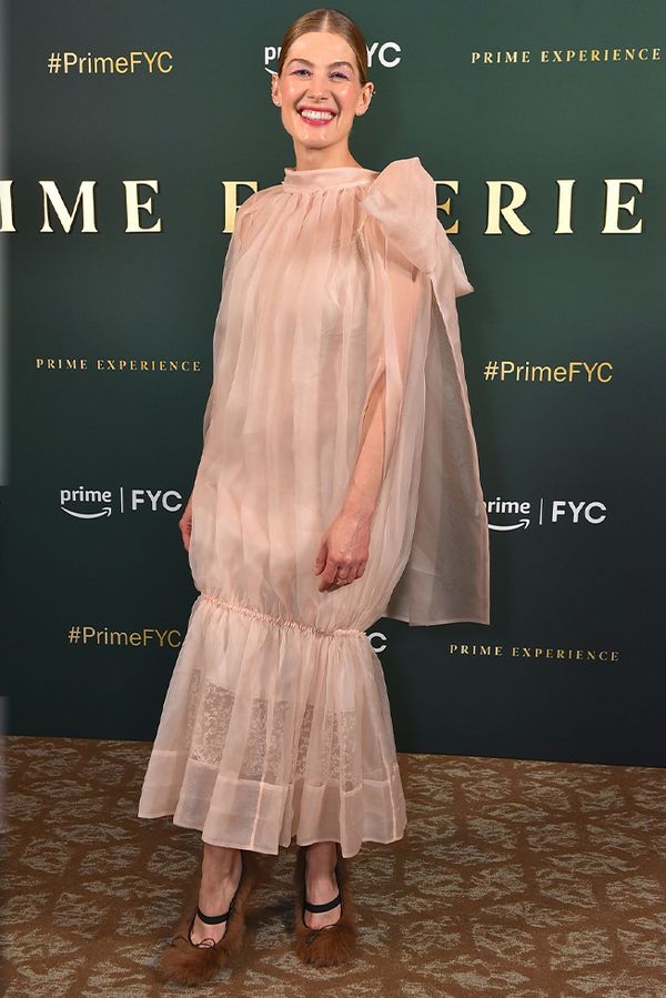 Rosamund Pike oblékla zvláštní šaty. Je to snad ta nejohavnější věc, co kdy kdo oblékl na předávání cen, míní lidé  - fotka 1/1